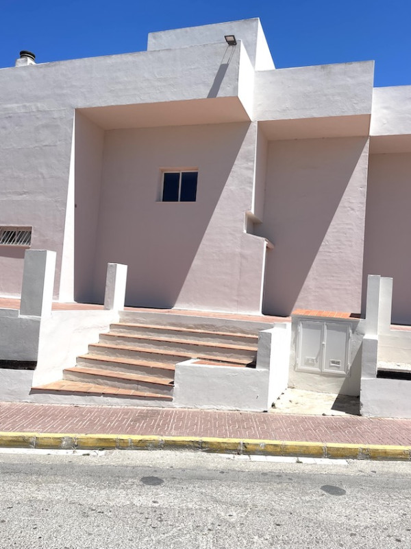 plush74 locatiescout ibiza straten grafisch funky verhuur roze film foto evenement roze hotel zwembad auto16