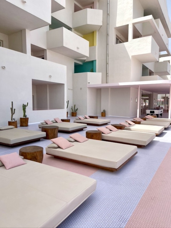 pluche74 locatiescout ibiza straten grafisch funky verhuur roze film foto evenement roze hotel zwembad auto18