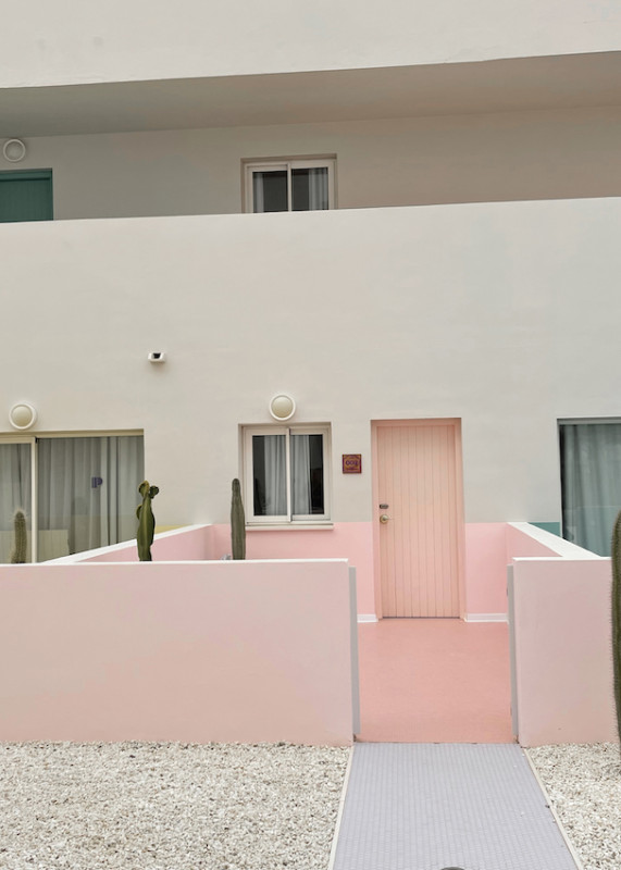 pluche74 locatiescout ibiza straten grafisch funky verhuur roze film foto evenement roze hotel zwembad auto20