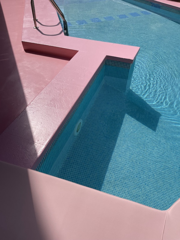 pluche74 locatiescout ibiza straten grafisch funky verhuur roze film foto evenement roze hotel zwembad auto23