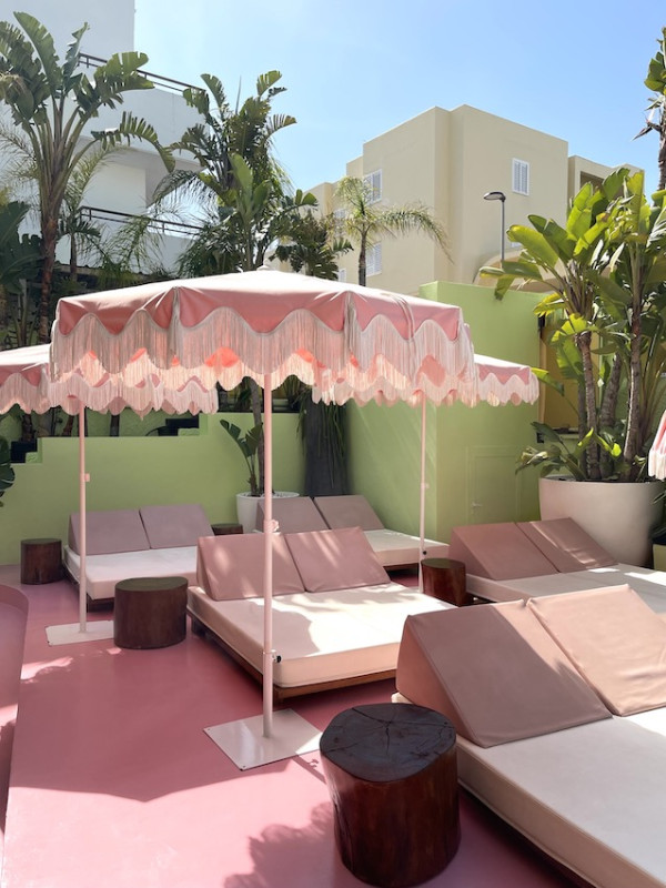 pluche74 locatiescout ibiza straten grafisch funky verhuur roze film foto evenement roze hotel zwembad auto24