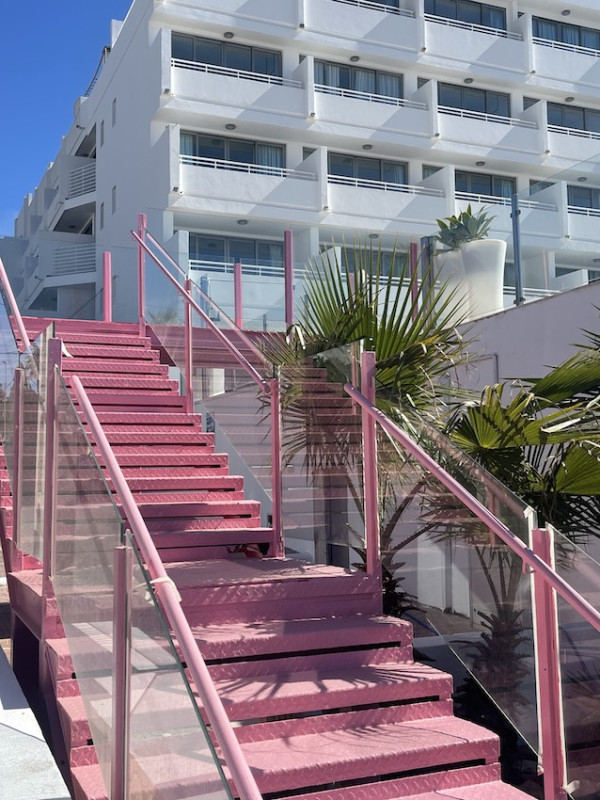 pluche74 locatiescout ibiza straten grafisch funky verhuur roze film foto evenement roze hotel zwembad auto25