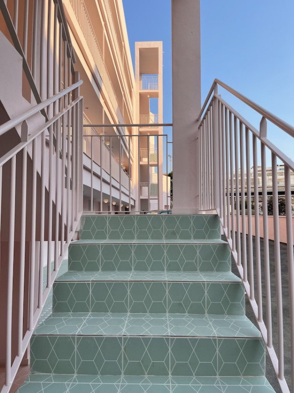 pluche74 locatiescout ibiza straten grafisch funky verhuur roze film foto evenement roze hotel zwembad auto26