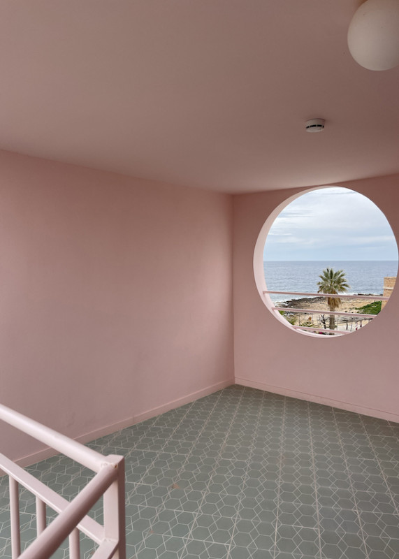 pluche74 locatiescout ibiza straten grafisch funky verhuur roze film foto evenement roze hotel zwembad auto27