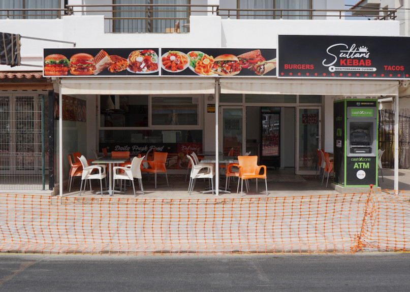 plush74 location scout ibiza streets grafik funky miete rosa film foto event urban colors11