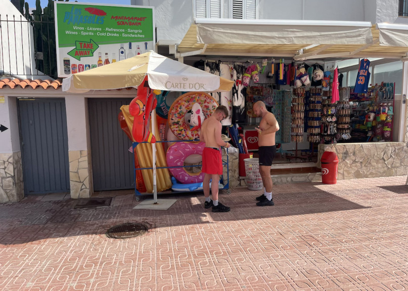 plush74 location scout ibiza streets grafik funky miete rosa film foto event urban colors16