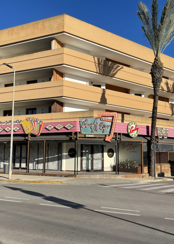 plush74 location scout ibiza streets grafik funky miete rosa film foto event urban colors23