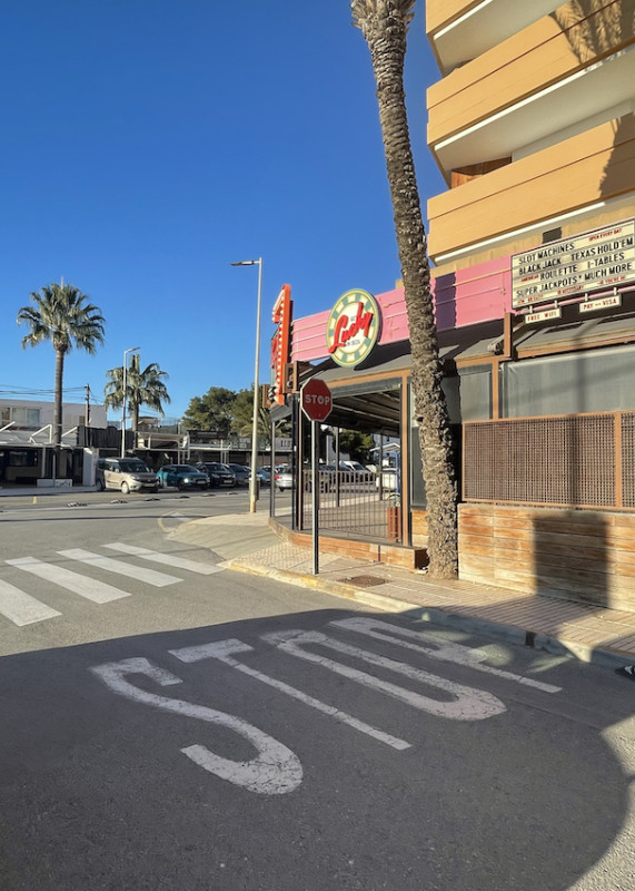 plush74 location scout ibiza straßen grafik funky vermietung rosa film foto event urban colors31