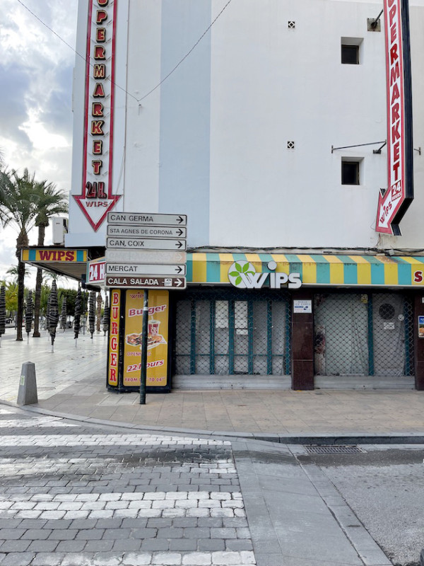 plush74 location scout ibiza streets grafik funky miete rosa film foto event urban colors37