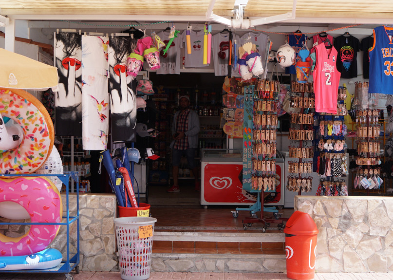 plush74 location scout ibiza streets grafik funky miete rosa film foto event urban colors5