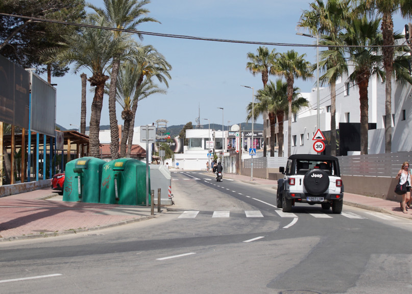 plush74 location scout ibiza streets grafik funky miete rosa film foto event urban colors6