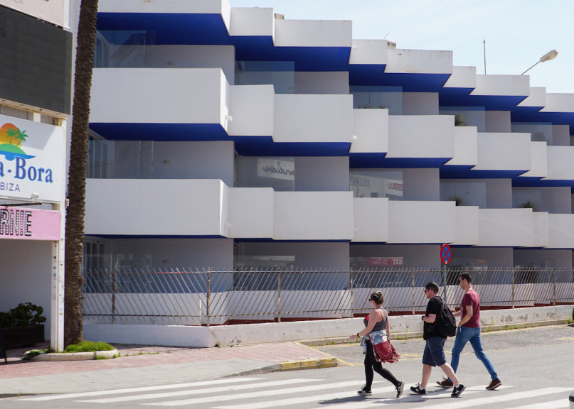 plush74 location scout ibiza straßen grafik funky vermietung rosa film foto event urban colors7