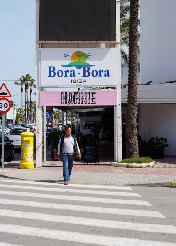 plush74 location scout ibiza streets grafik funky miete rosa film foto event urban colors8