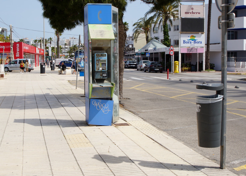 plush74 location scout ibiza streets grafik funky miete rosa film foto event urban colors9