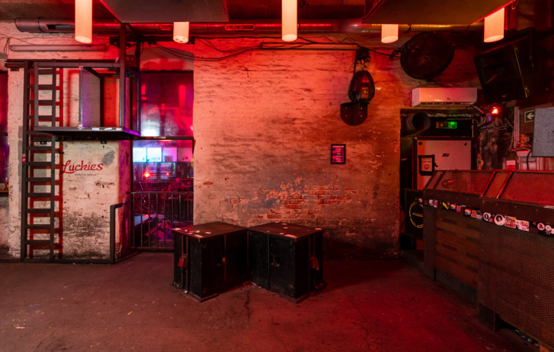 plush74 location scout rental photo film production berlin club bar funky13