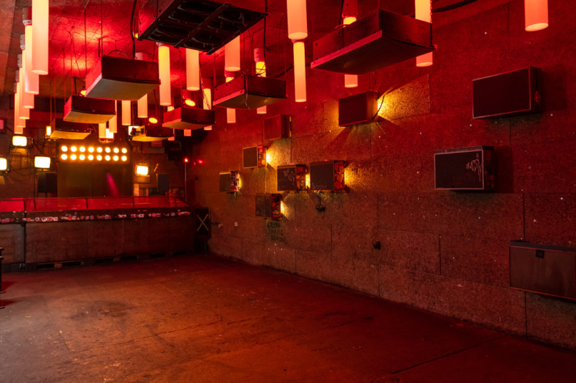 plush74 location scout rental photo film production berlin club bar funky15