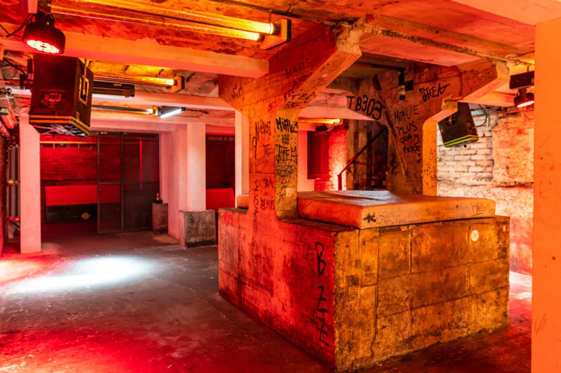 plush74 location scout rental photo film production berlin club bar funky24