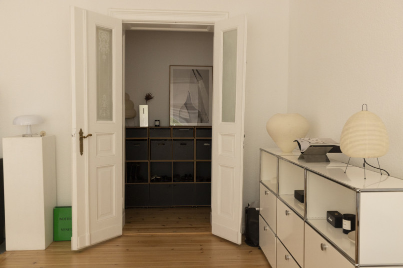 plush74 minimal altbau apartment berlin 36