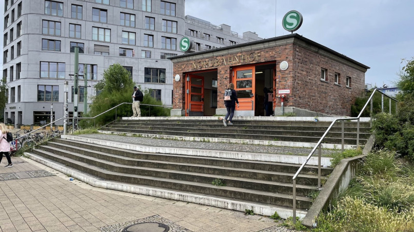 plush74 modern urban plaza with tram stop 15