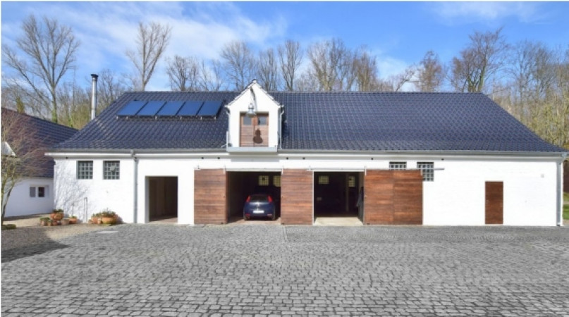 plush74 modern villa with pond 4
