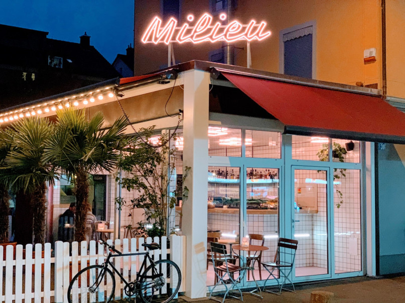 peluche74 neon monocromatico bar 4