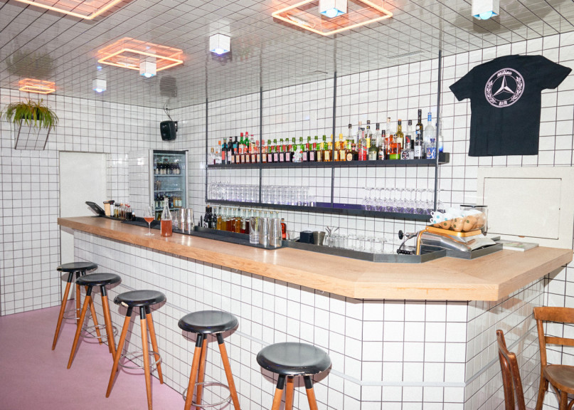 peluche74 barra monocromatica al neon 6