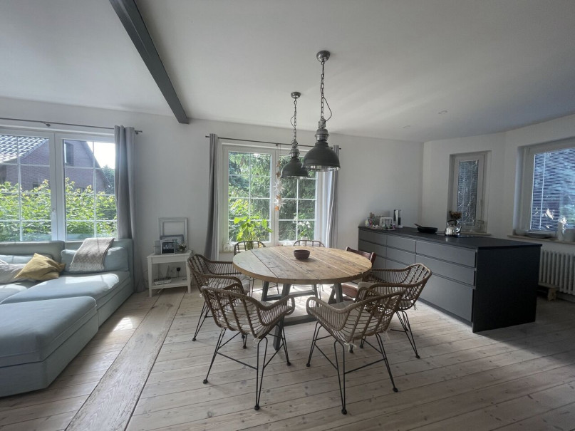 plush74 remodelled 30s house with pool and garden 5(1)