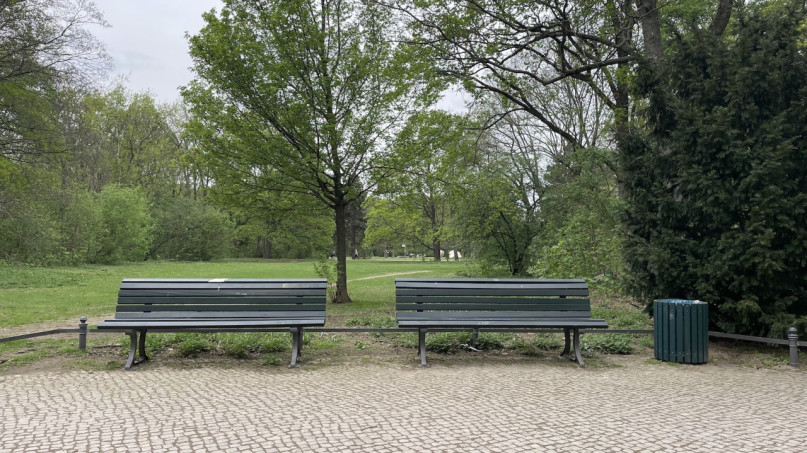 plush74 rental productions locaiton photo film germany berlin park street bench 314