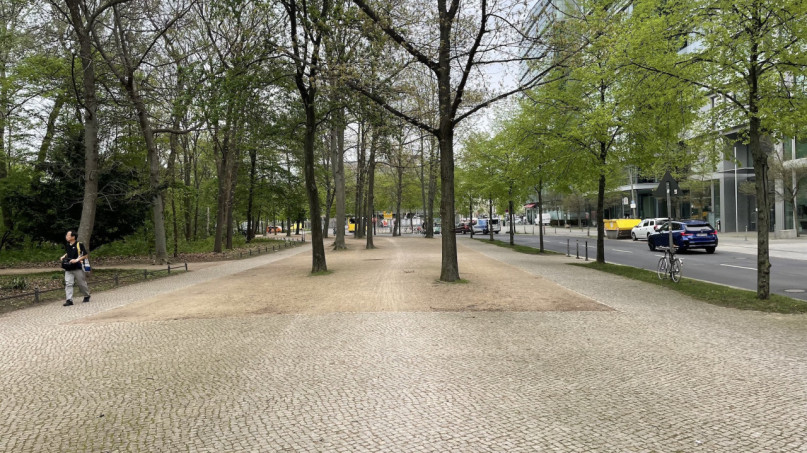plush74 rental productions locaiton photo film germany berlin park street bench 321