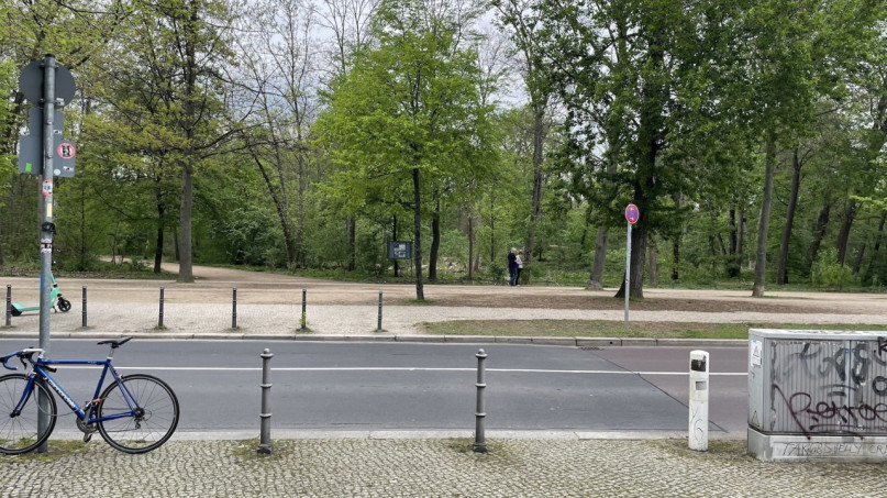 plush74 rental productions locaiton photo film germany berlin park street bench 357