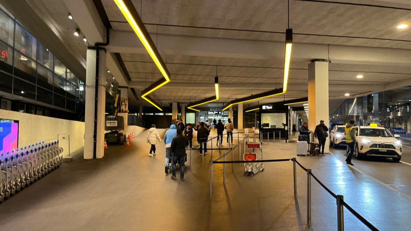 plush74 zurich airport arrivals 2 13