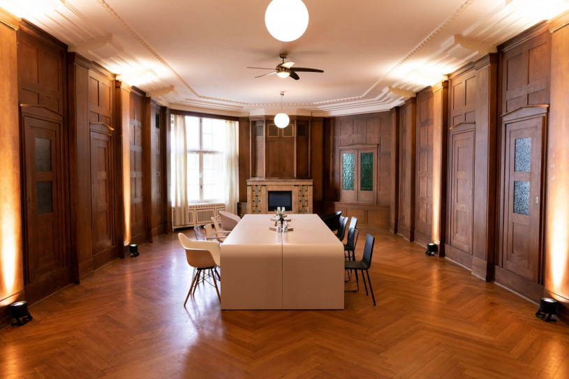 08 curio haus kaminzimmer