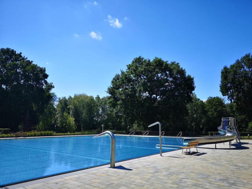 berlinlocationplush745jpeg3