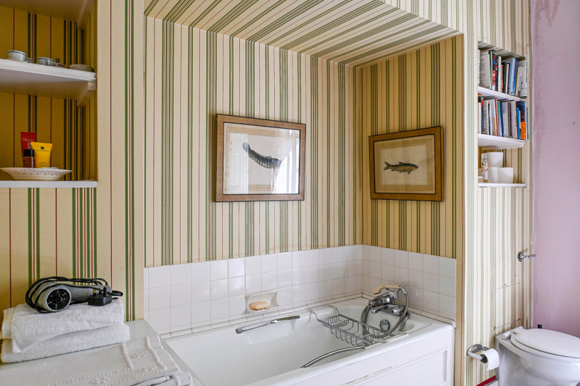 gg guest bathroom tub