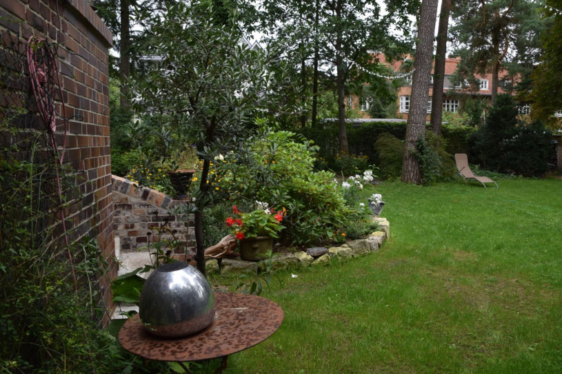 landhausvilla mit garten und baumbestand 10