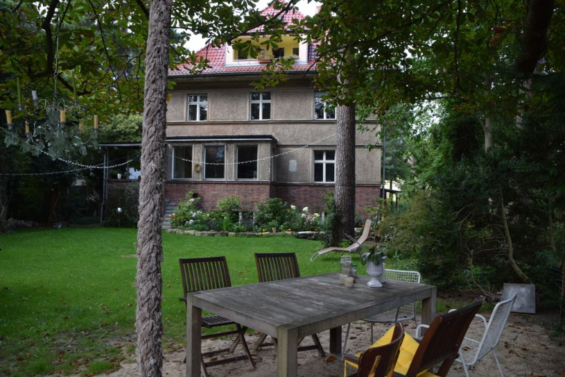 landhausvilla mit garten und baumbestand 13