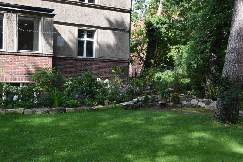 landhausvilla mit garten und baumbestand 18