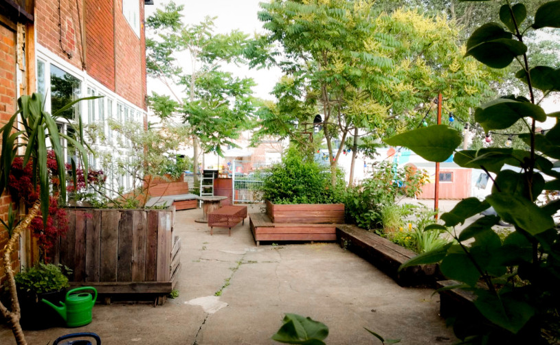 plush74 affascinante terrazza industriale con molo d'acqua 2