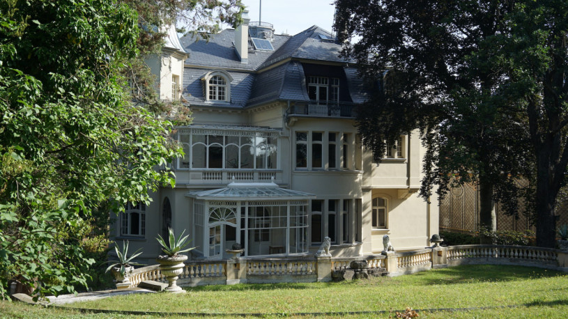 plush74 film photo shooting location scouting berlin area potsdam villa luxury garden historic40