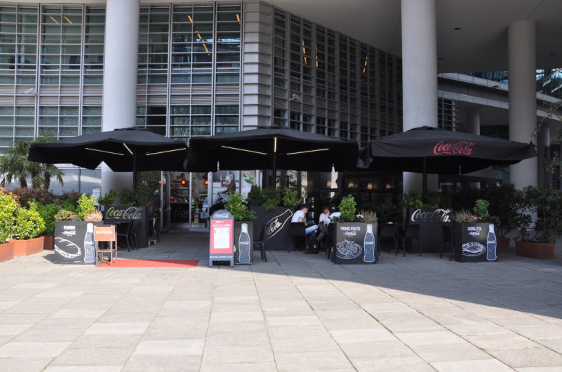 pluche74 italie milano locatie huren film foto straten plein moderne architectuur glas 10