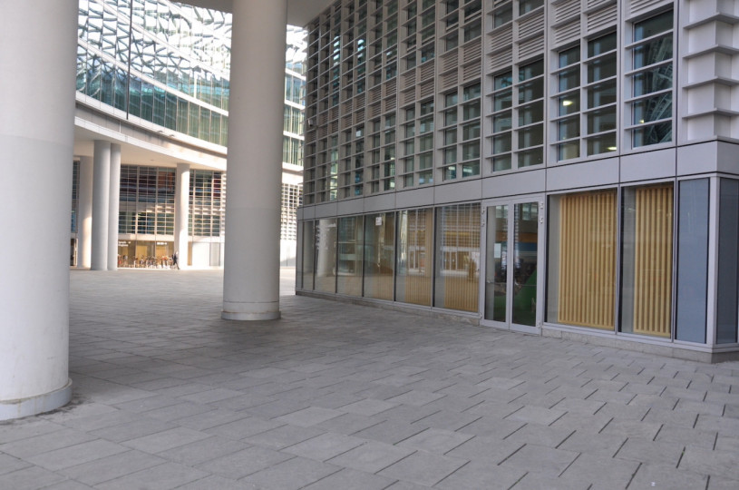 pluche74 italie milano locatie huren film foto straten plein moderne architectuur glas 11