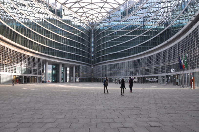 pluche74 italie milano locatie huren film foto straten plein moderne architectuur glas 13