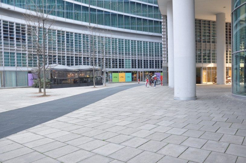 pluche74 italie milano locatie huren shoot film foto straten plein moderne architectuur glas 17