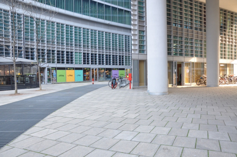 pluche74 italie milano locatie huren shoot film foto straten plein moderne architectuur glas 19