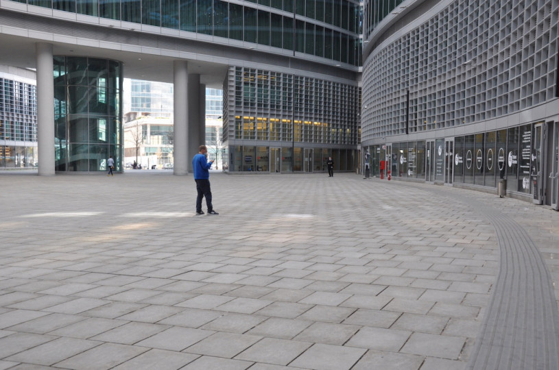 pluche74 italie milano locatie huren shoot film foto straten plein moderne architectuur glas 26