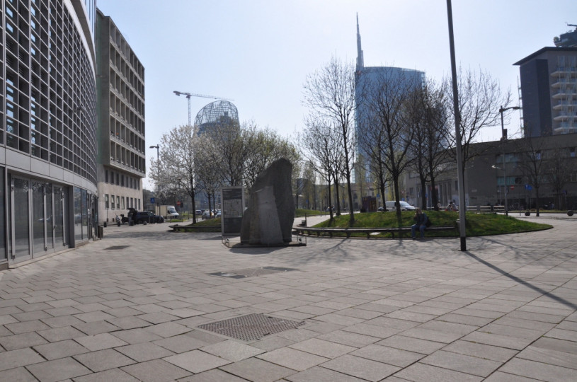 pluche74 italie milano locatie huren shoot film foto straten plein moderne architectuur glas 3