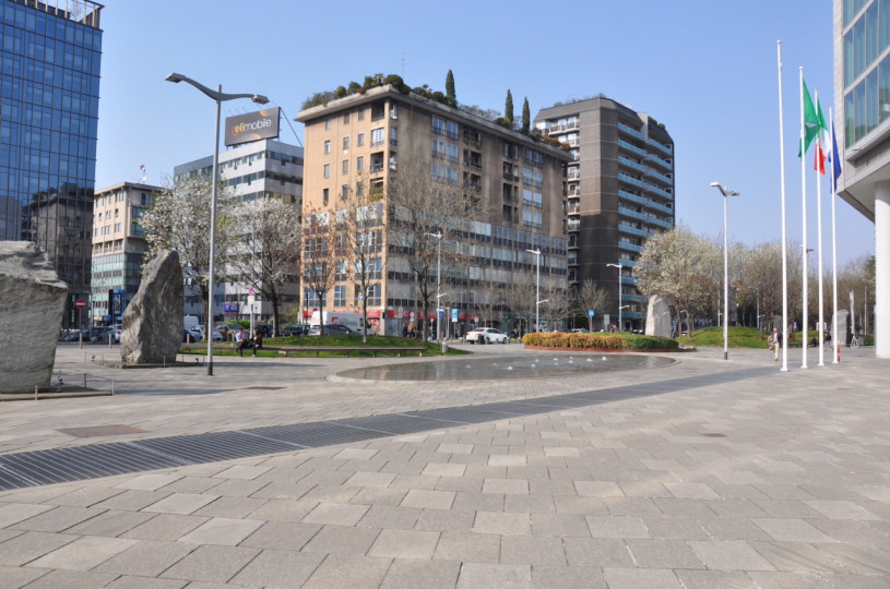 pluche74 italie milano locatie huren shoot film foto straten plein moderne architectuur glas 5