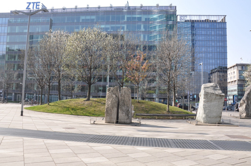 pluche74 italie milano locatie huren shoot film foto straten plein moderne architectuur glas 6