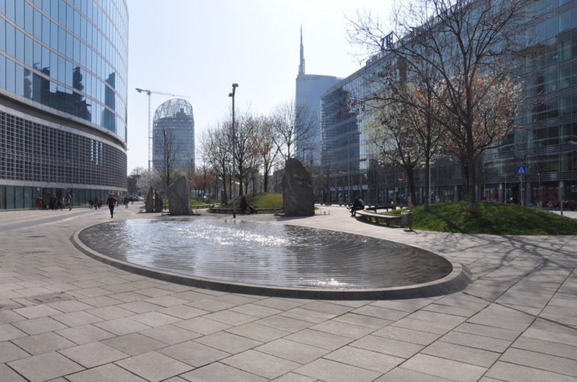 pluche74 italie milano locatie huren shoot film foto straten plein moderne architectuur glas 7