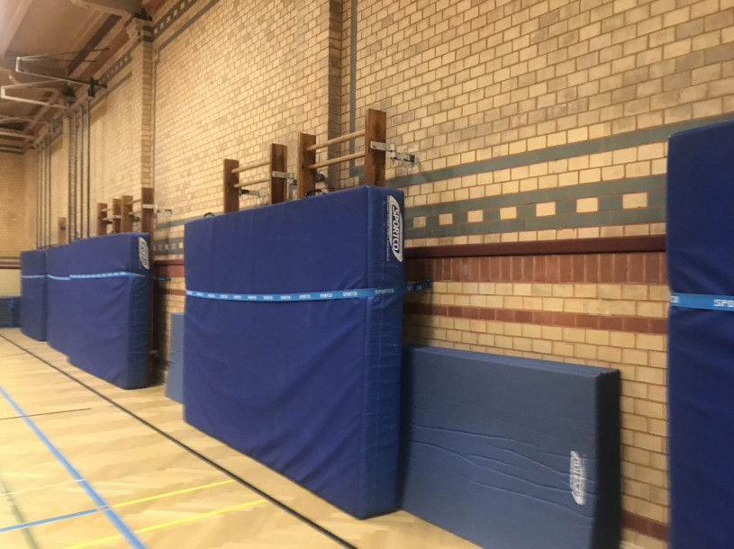 peluche74 lugar foto película evento alemania berlin deportes gimnasio interior vintage 18